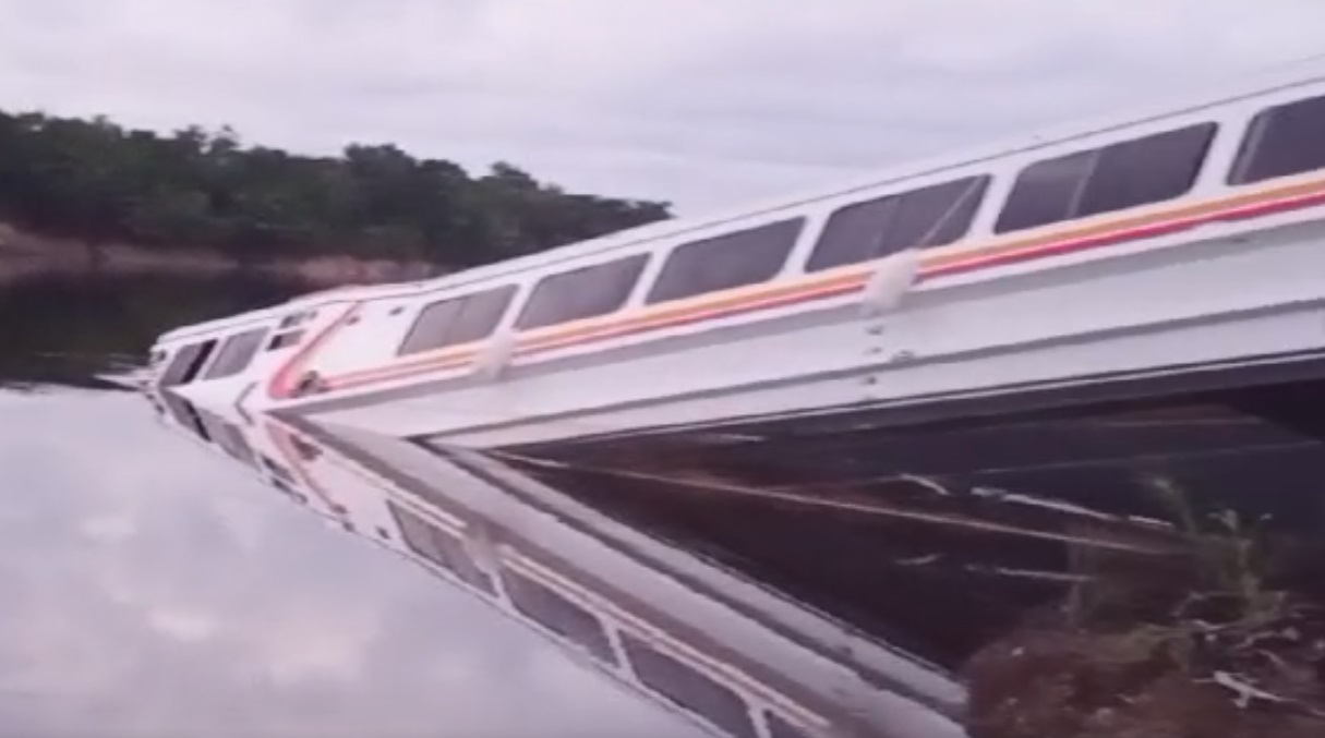 Ajato que transportava passageiros de São Gabriel da Cachoeira pra Manaus naufraga no Rio Negro. Veja vídeos