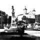 Monumento no jardim Jaú, sem o gradil. Ao fundo, o Pavilhão Universal (à esquerda) e a Catedral de Nossa Senhora da Conceição (à direita).