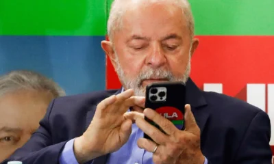 Lula sanciona lei que restringe celulares visando mudar dinâmica escolar e promover uso consciente da tecnologia