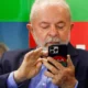 Lula sanciona lei que restringe celulares visando mudar dinâmica escolar e promover uso consciente da tecnologia