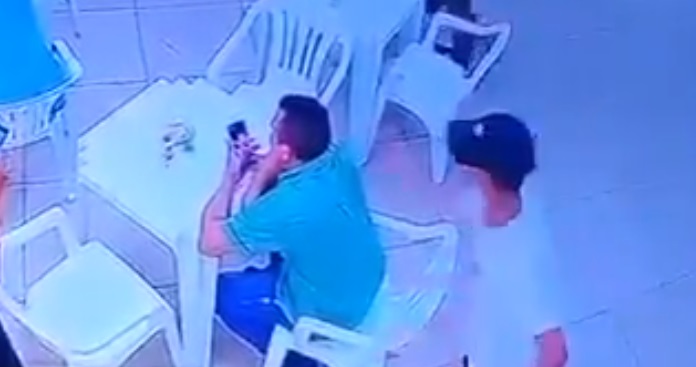 Vídeo do momento em que repositor agride gerente do supermercado em Manaus!