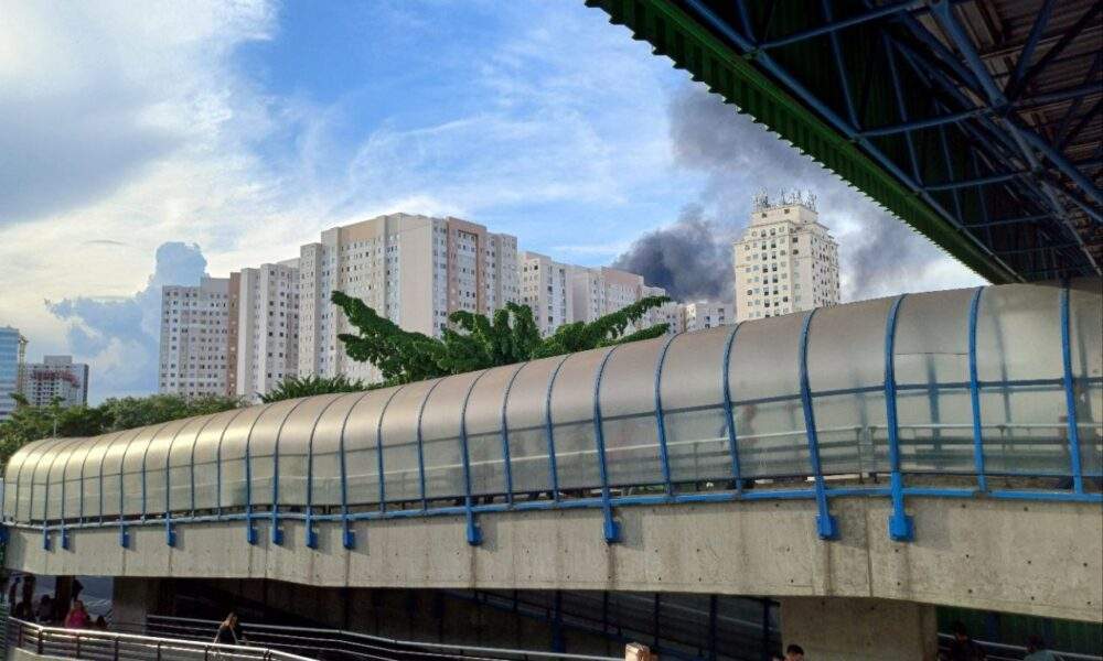 Pessoas tentam pular das janelas durante incêndio no Rio de Janeiro / Foto : Divulgação