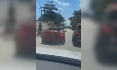 Mulher exibe seios e rebola para viatura da PM; veja vídeo