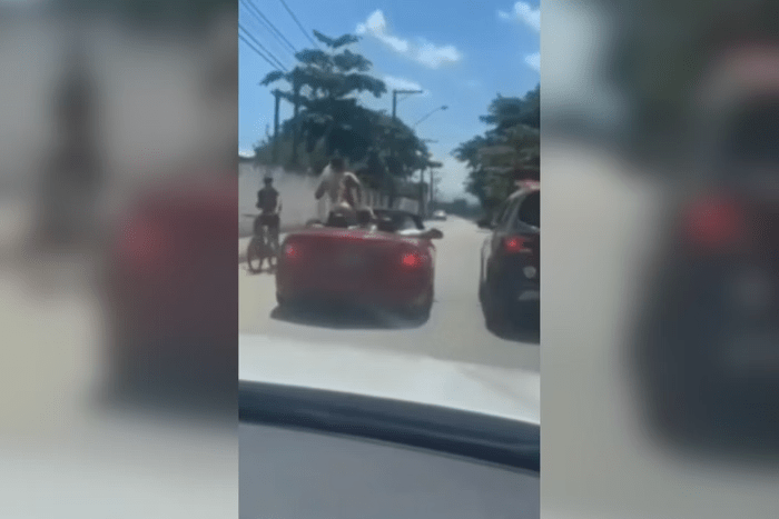 Mulher exibe seios e rebola para viatura da PM; veja vídeo