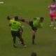 Membro da Comissão Técnica invade campo pra acertar o Juizão, e levou a pior!