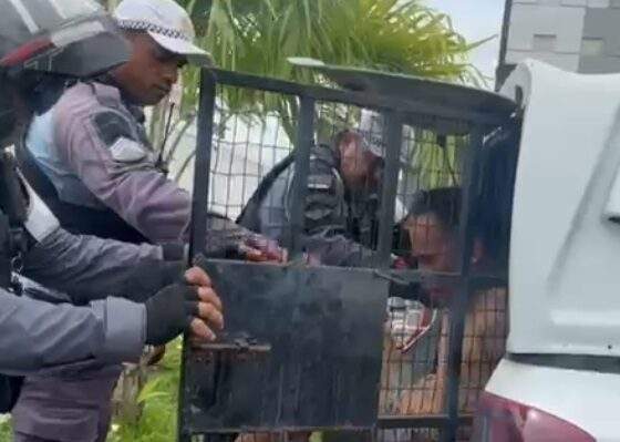 Suspeito foi abordado em barreira policial após vítima pedir socorro; adolescente apresentava sinais de agressão e abuso sexual.