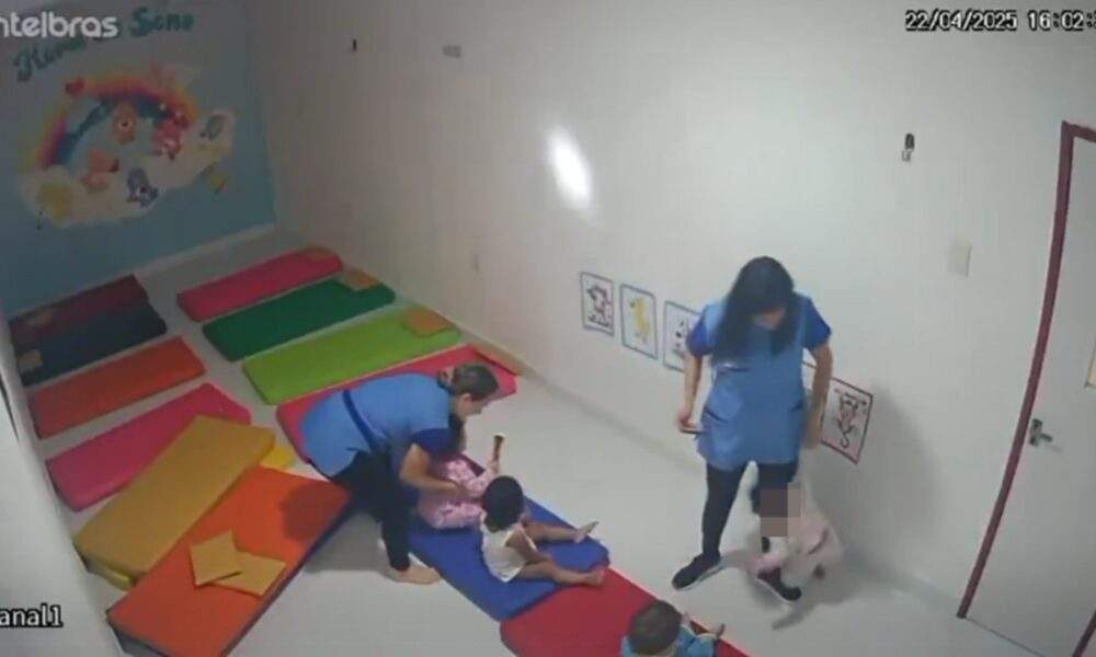 Pais denunciam diretora de creche por maus-tratos após vídeo mostrar bebê de 11 meses sendo puxada pelo braço em Manaus