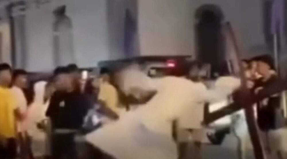 "Jesus" perde a paciência e dá bicuda em gaiato que atrapalhava encenação da Via Sacra; vídeo viraliza