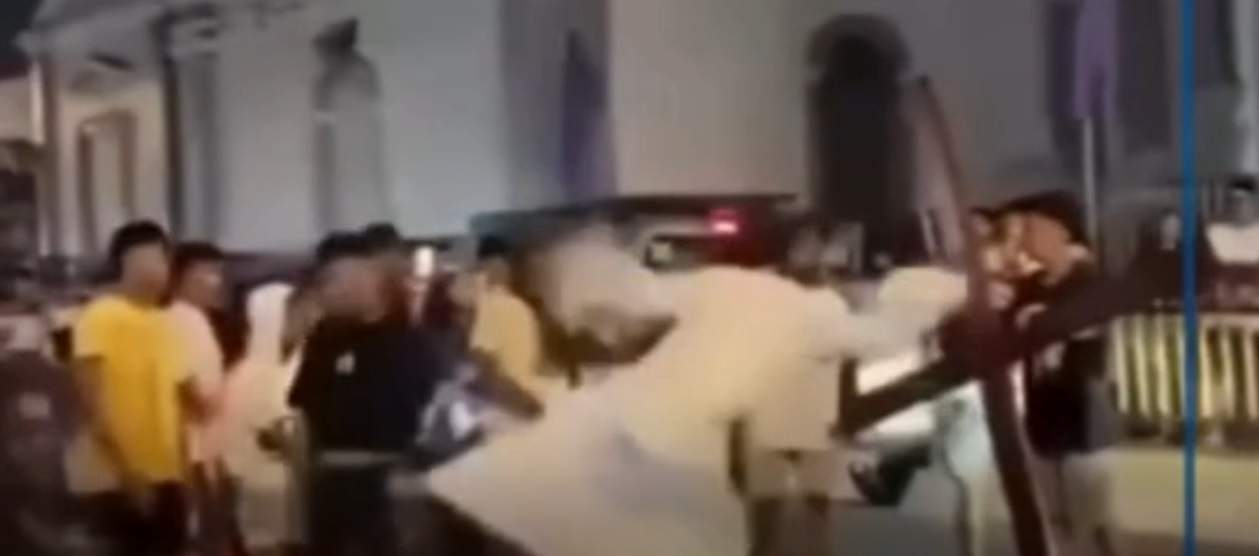 "Jesus" perde a paciência e dá bicuda em gaiato que atrapalhava encenação da Via Sacra; vídeo viraliza