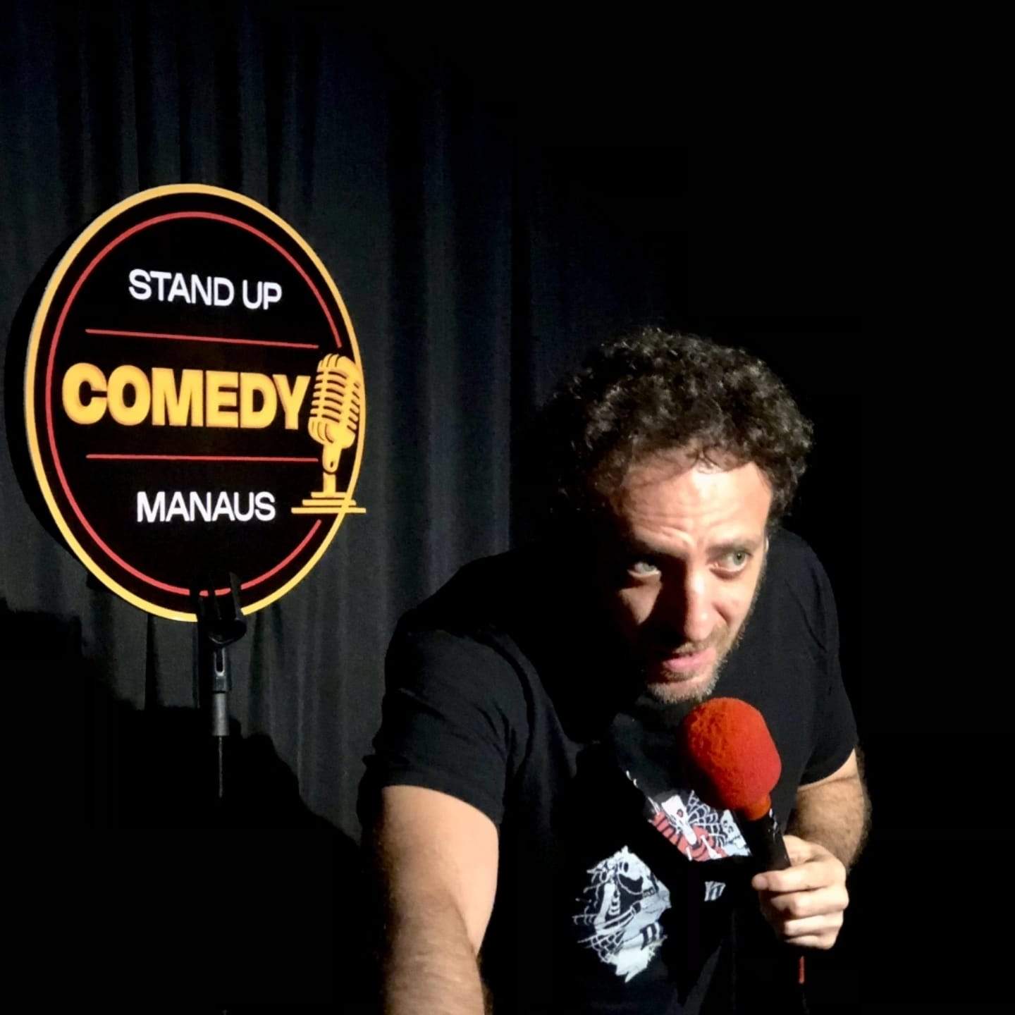 De Pallets na Garagem ao Palco Internacional: Comediante Thiago Ribeiro Leva Seu Show a Buenos Aires
