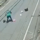 Ataque brutal: gari corre por socorro após ser atacado por dois pitbulls / Foto - Reprodução