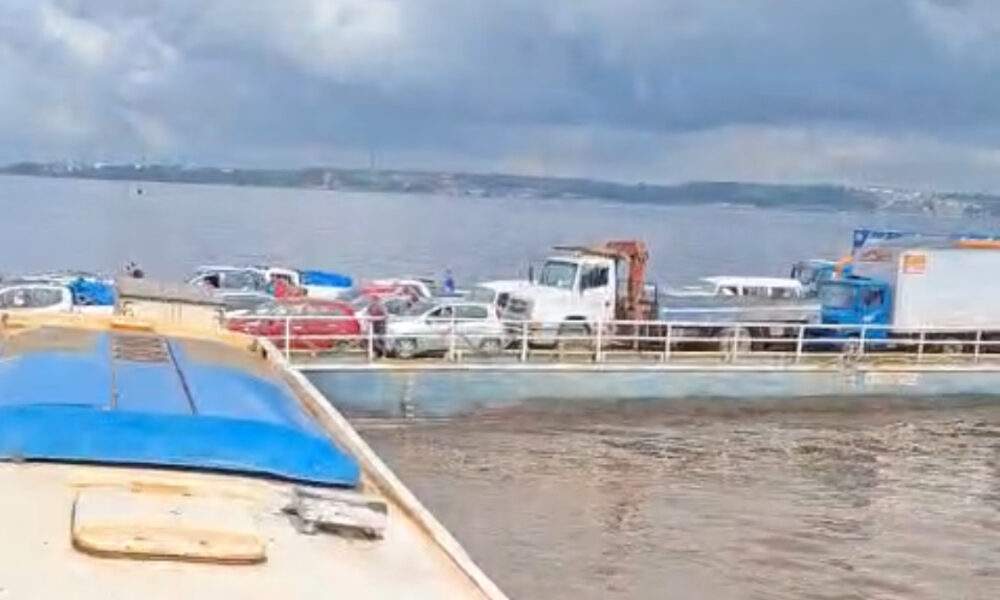 Vídeo flagra colisão de duas balsas na travessia para o Careiro, no Amazonas