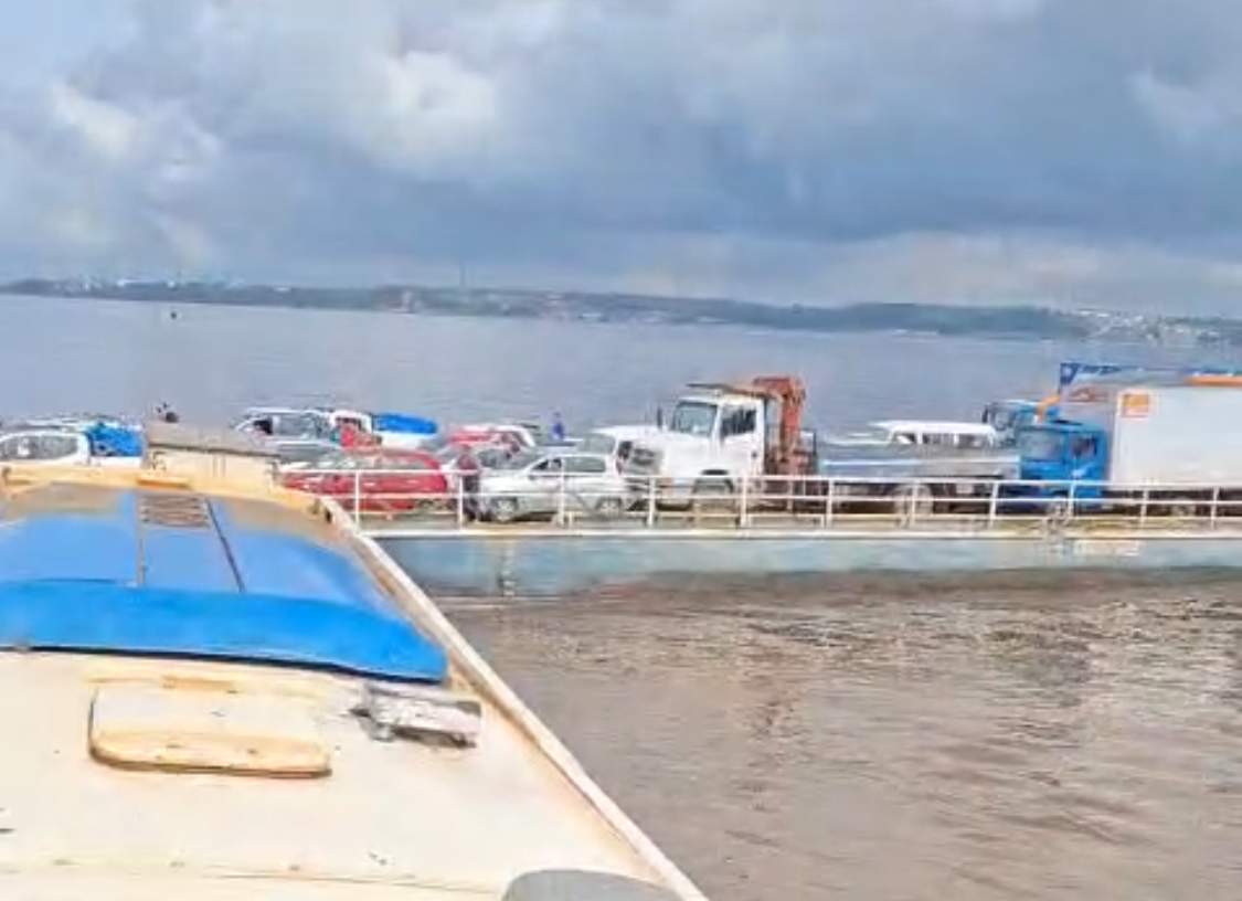 Vídeo flagra colisão de duas balsas na travessia para o Careiro, no Amazonas