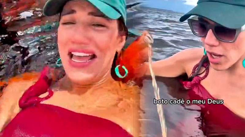 influenciadora digital Tati Infante arremessando cerveja em direção a um boto-rosa