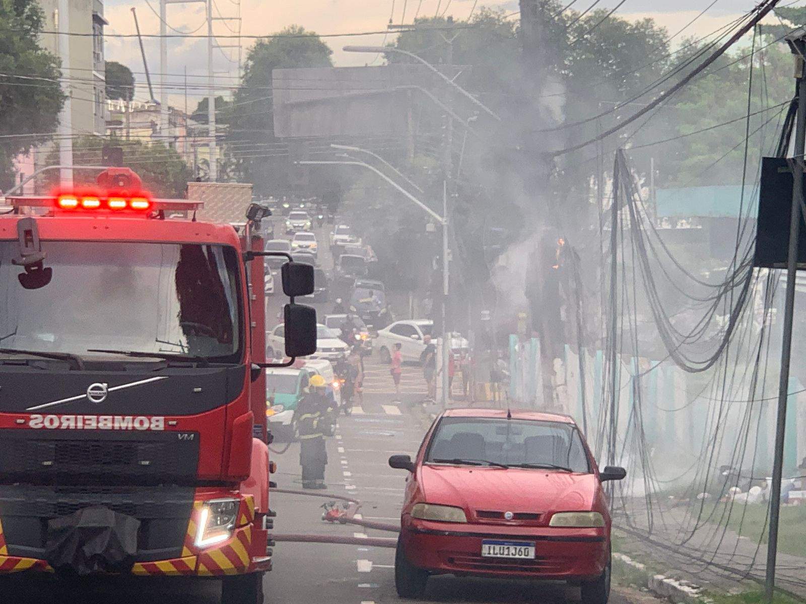Incêndio em poste causa tensão no Centro e deixa fios caídos na rua / Foto : Divulgação