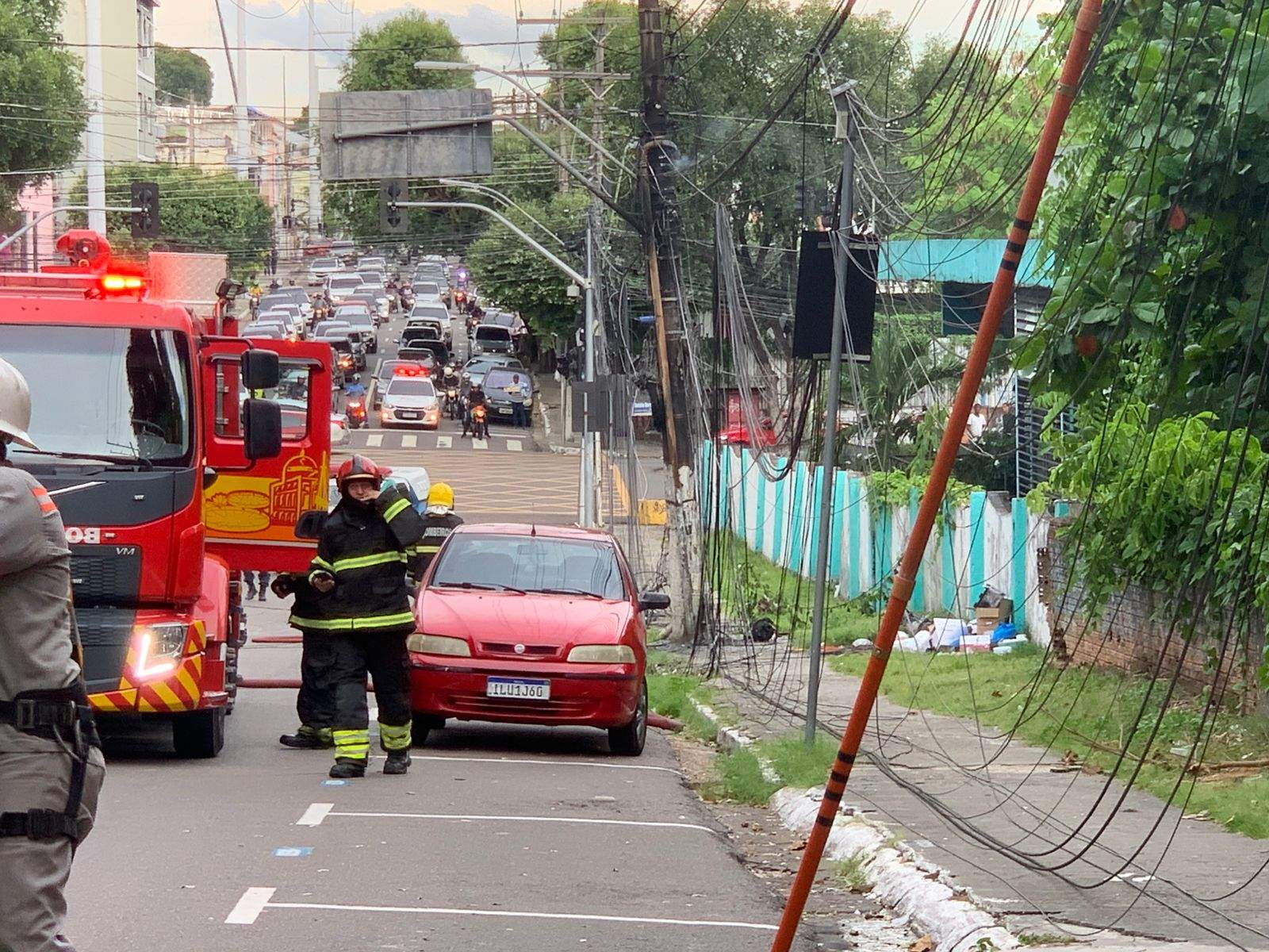 Incêndio em poste causa tensão no Centro e deixa fios caídos na rua / Foto : Divulgação