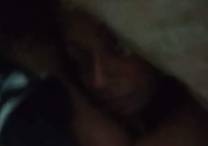 Esposa flagra amante escondida debaixo da cama e grava cena inusitada! Veja o vídeo!