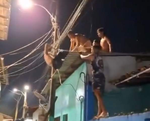 Ladrão sofre linchamento embolado nos fios após roubo frustrado! Veja o vídeo!