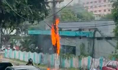Incêndio em poste causa tensão no Centro e deixa fios caídos na rua