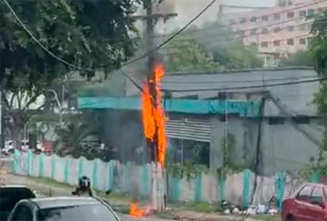 Incêndio em poste causa tensão no Centro e deixa fios caídos na rua