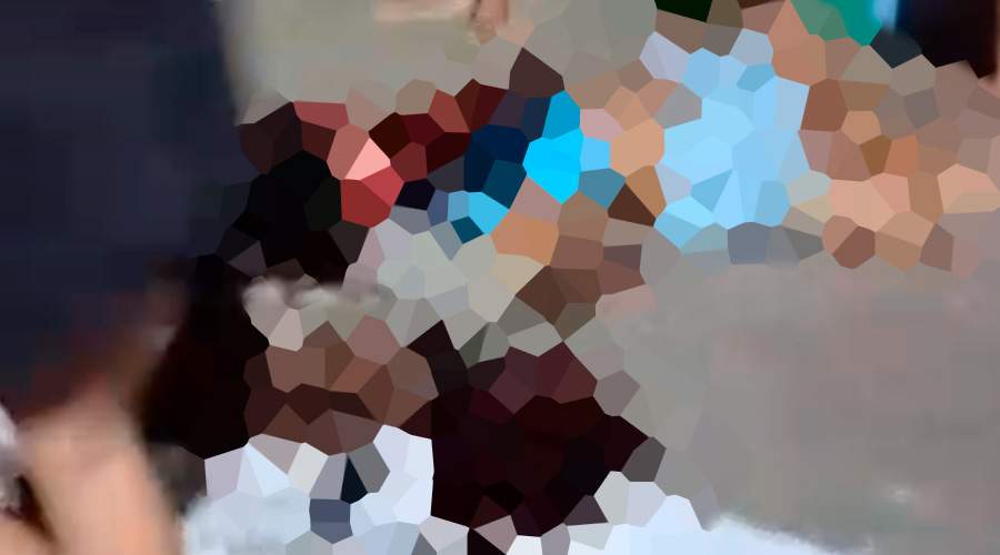 A vítima estava com as mãos e os pés amarrados para trás e a cabeça coberta com um saco preto.