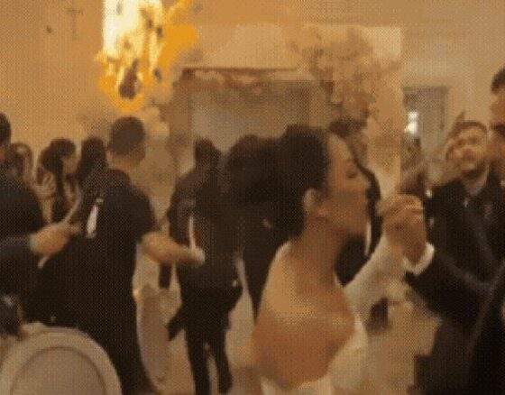 Noivos curtem a festa do Casamento quando tudo pega fogo inesperadamente!
