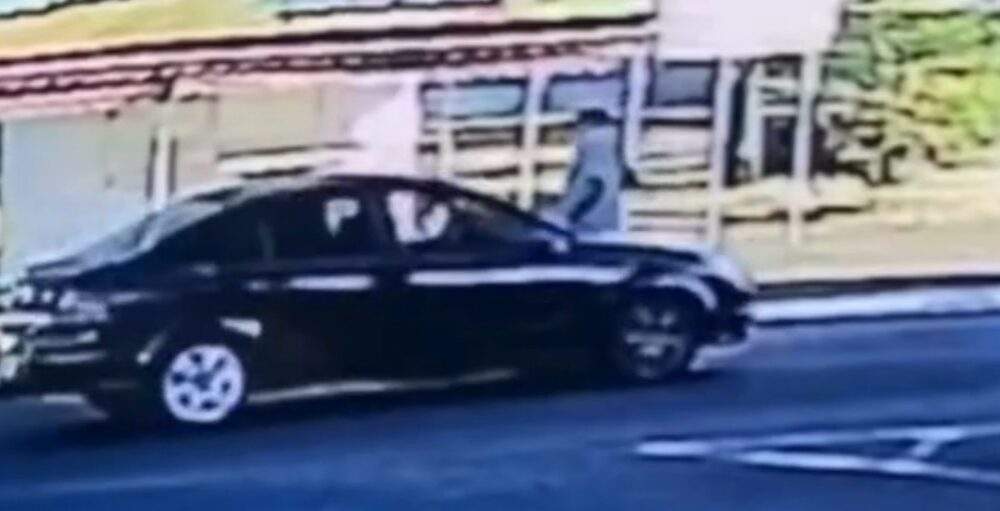 Vídeo : Idoso morre após ser atropelado duas vezes seguidas enquanto aguardava resgate!