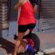 Vídeo mostra mulher dando sandalhada em ladrão amarrado em poste em Tefé / Foto: reprodução