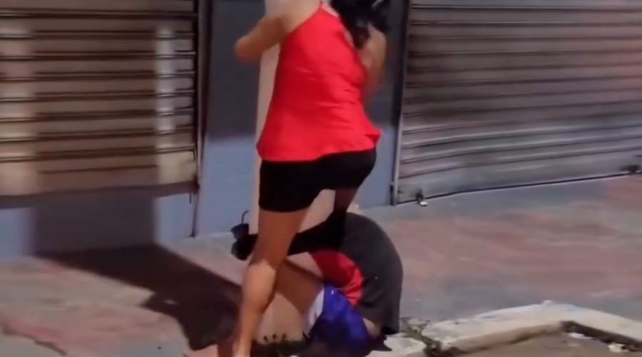 Vídeo mostra mulher dando sandalhada em ladrão amarrado em poste em Tefé / Foto: reprodução