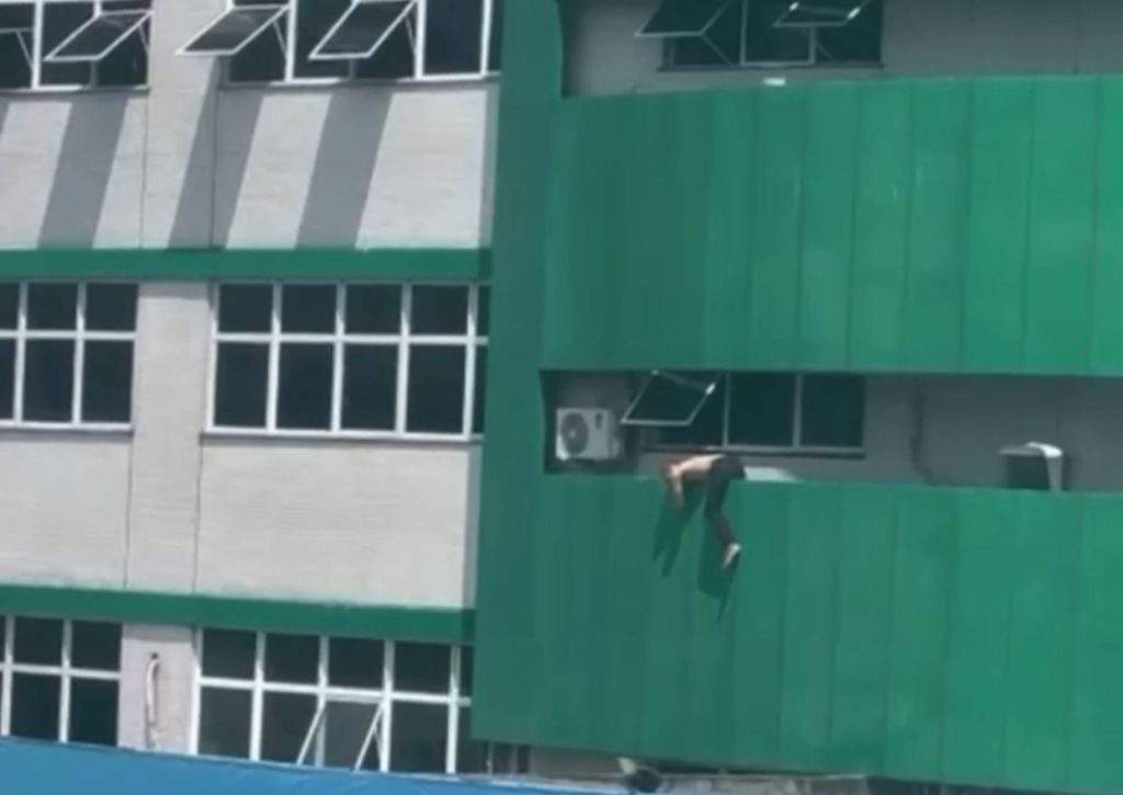 Paciente é flagrado deitado na sacada de hospital em Manaus; vídeo impressiona