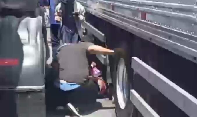 Motociclista fica gravemente ferido após cair entre dois caminhões na Zona Leste de Manaus. Veja o vídeo!