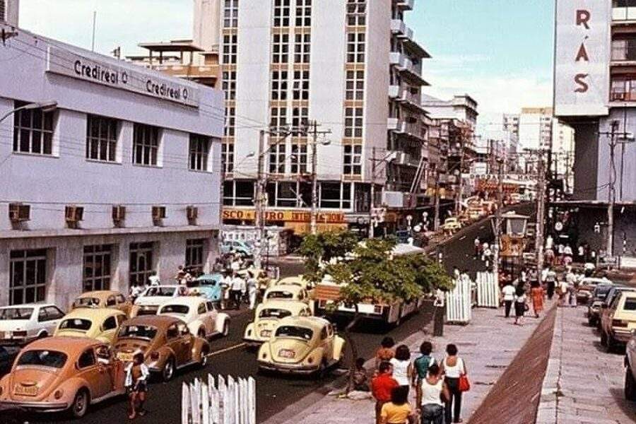 Avenida Sete de setembro e esquina com Eduardo Ribeiro. Anos 80.