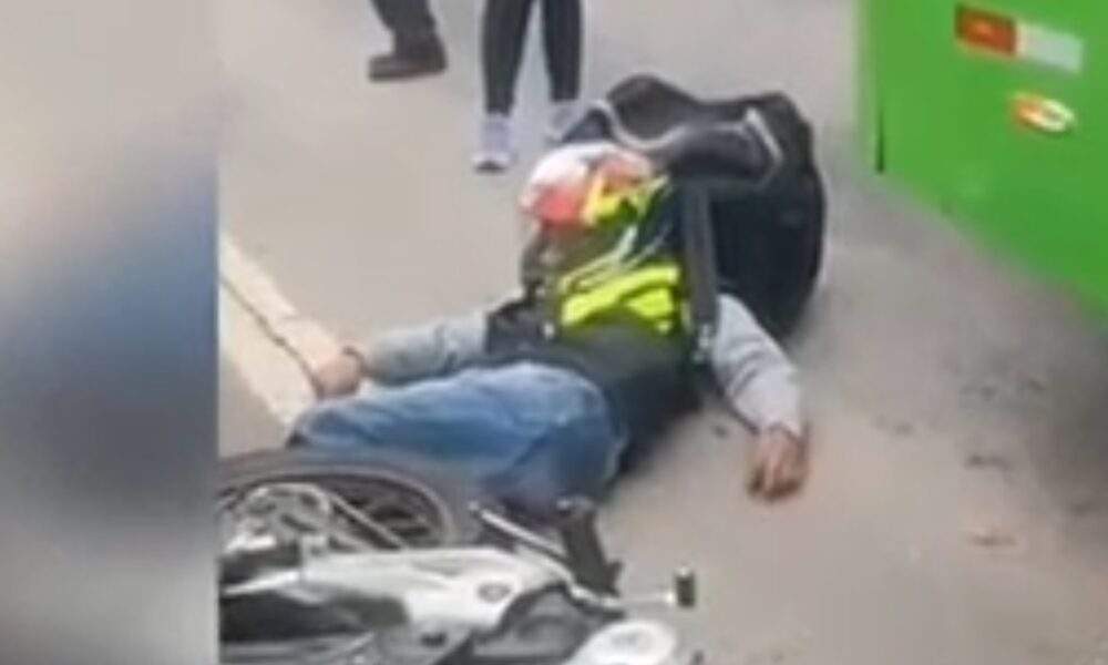 Policial reage a assalto e suspeito morre em troca de tiros; veja vídeo