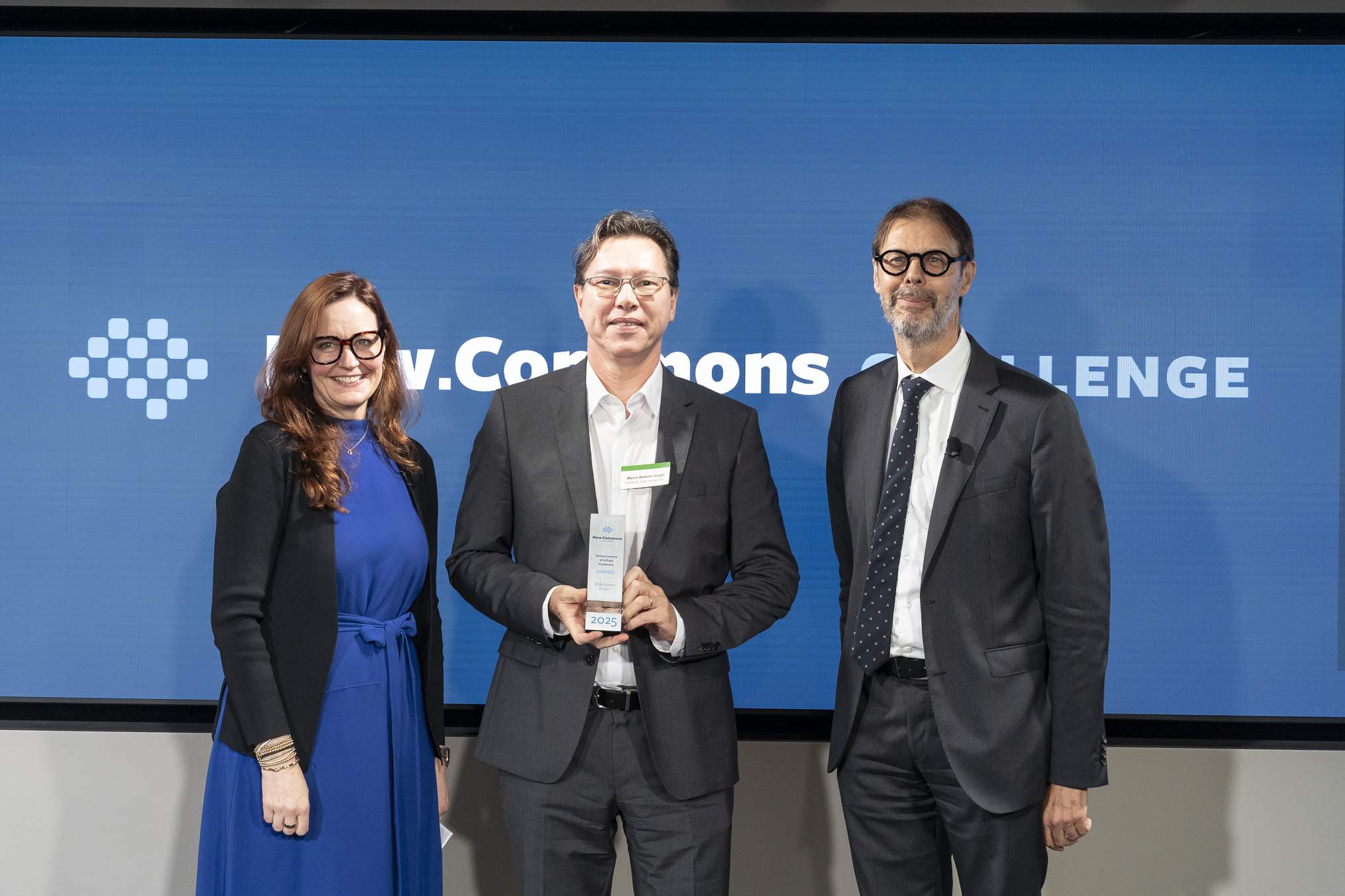 Ao centro Marco Giagio, diretor do Instituto CERTI Amazônia, recebendo o prêmio em Nova York / Foto : Divulgação