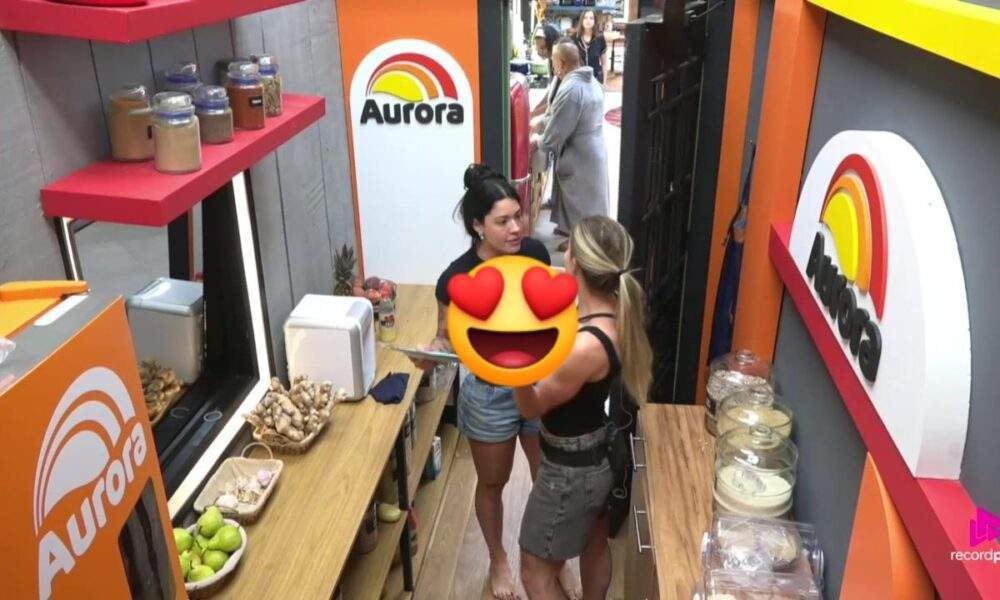 Rayane mostra os seios com os bicos tampados para Saory: 'Peladona não!'