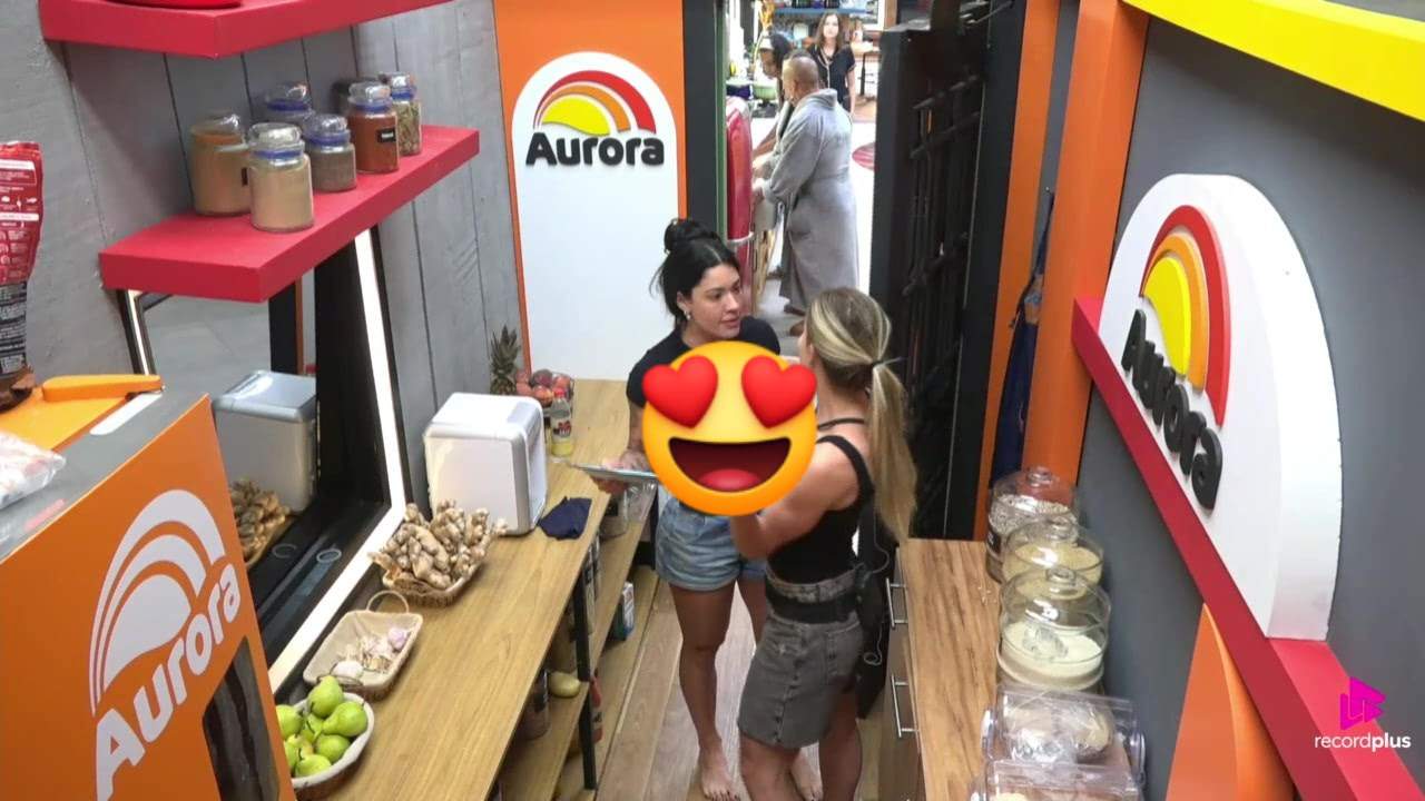 Rayane mostra os seios com os bicos tampados para Saory: 'Peladona não!'