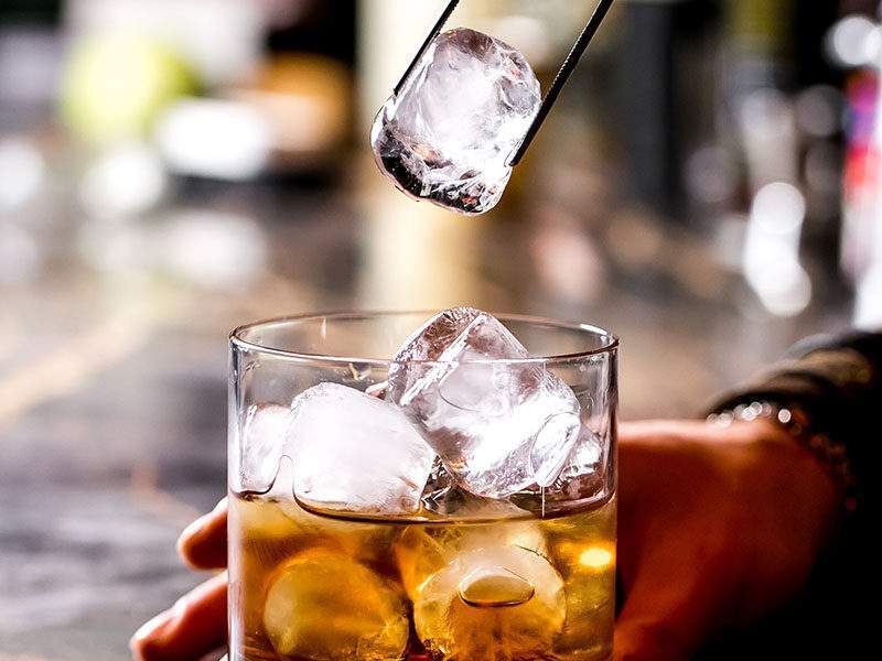 Adulteração de bebidas expõe bares a riscos criminais e de responsabilidade com consumidores