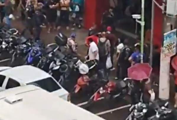 Homem é agredido de forma brutal com facas e paus no Centro em Manaus. Veja o vídeo
