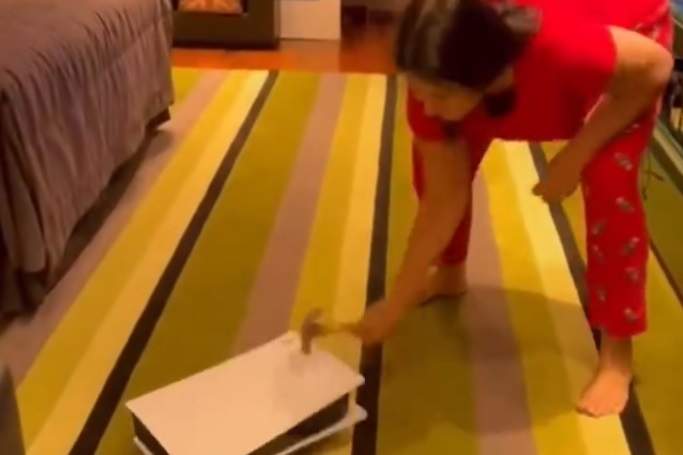 Vídeo : Mãe destrói PS5 de filho após ter sido xingada de f*** da p***