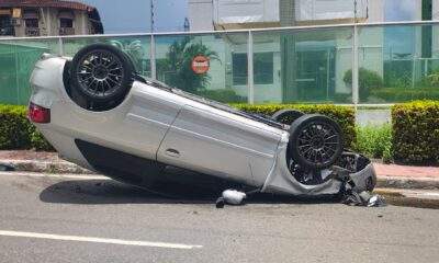 acidente no parque 10 deixa carro capotado e outro invade condomínio em manaus; veja vídeo (1)