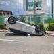 acidente no parque 10 deixa carro capotado e outro invade condomínio em manaus; veja vídeo (1)