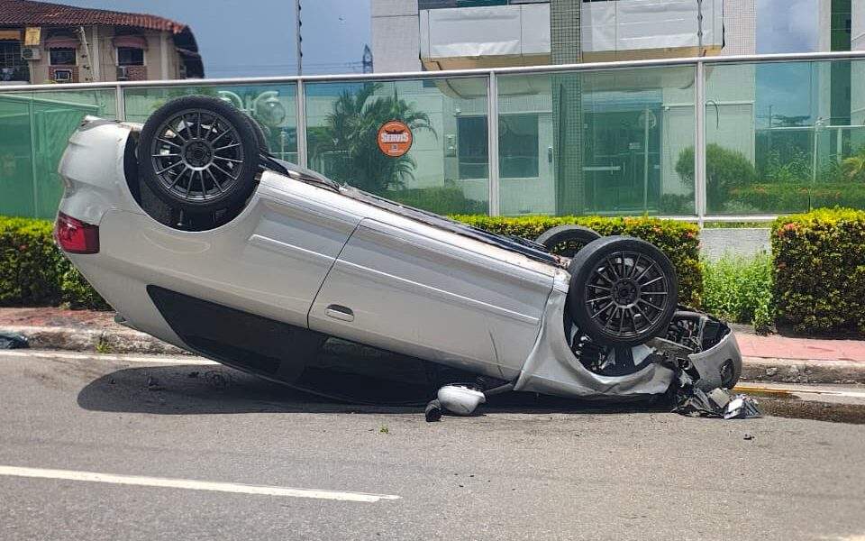 acidente no parque 10 deixa carro capotado e outro invade condomínio em manaus; veja vídeo (1)
