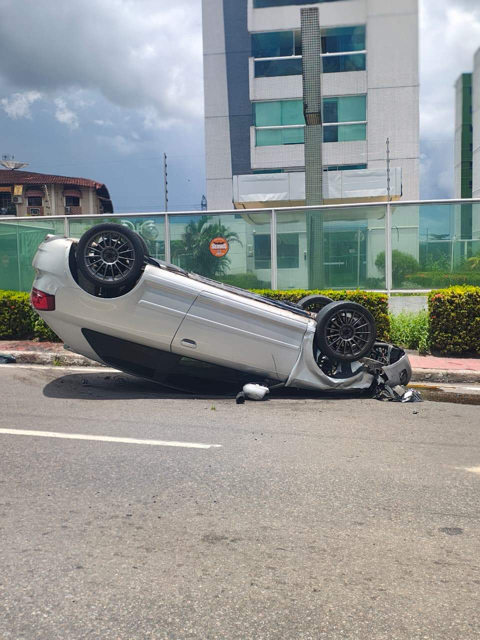 acidente no parque 10 deixa carro capotado e outro invade condomínio em manaus; veja vídeo (1)