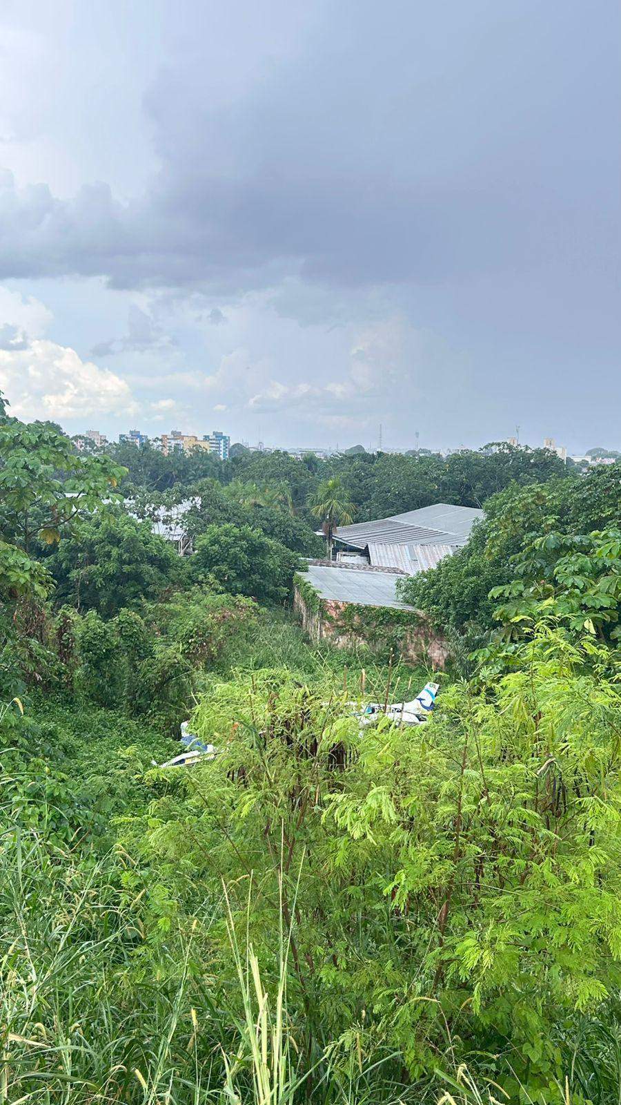 avião de pequeno porte desliza na pista do aeroclube de manaus; duas pessoas ficam feridas (2)