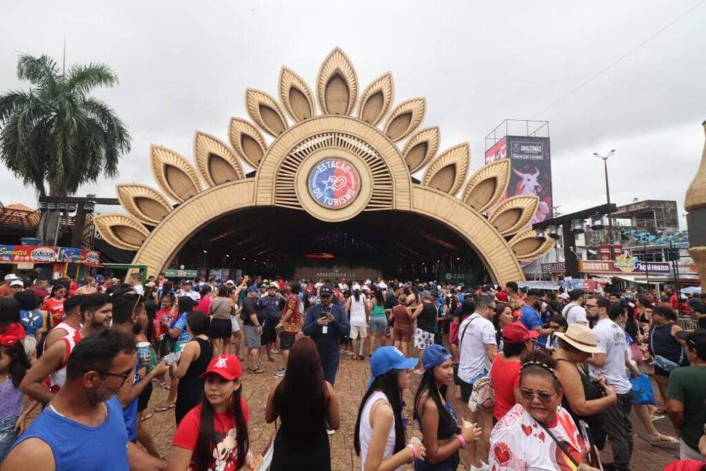 como o festival de parintins influencia a cultura amazônica o ano inteiro (2)