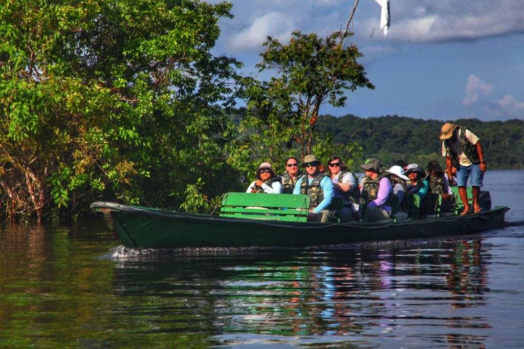 como o turismo fortalece a economia do amazonas