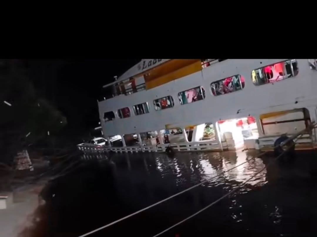embarcação bate em pedras e naufraga no amazonas