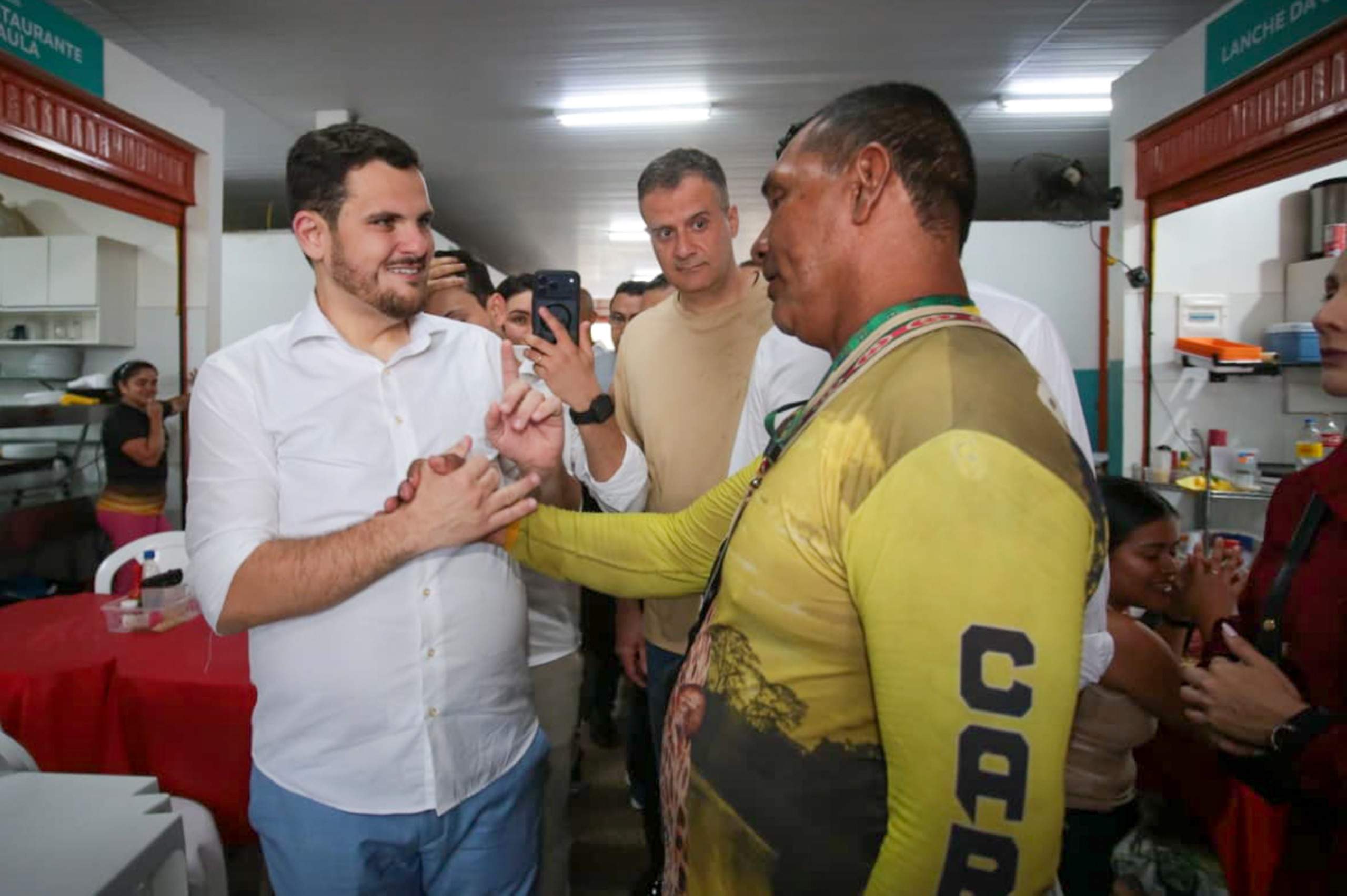 prefeito renato junior realiza primeiro ato da gestão próximo ao povo no mercado municipal adolpho lisboa e visita feiras do centro (6)