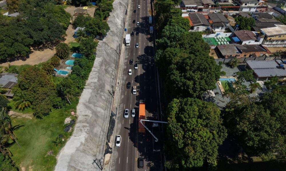prefeitura de manaus avança com obra de contenção na avenida mário ypiranga monteiro, que já atinge 65% de execução do projeto