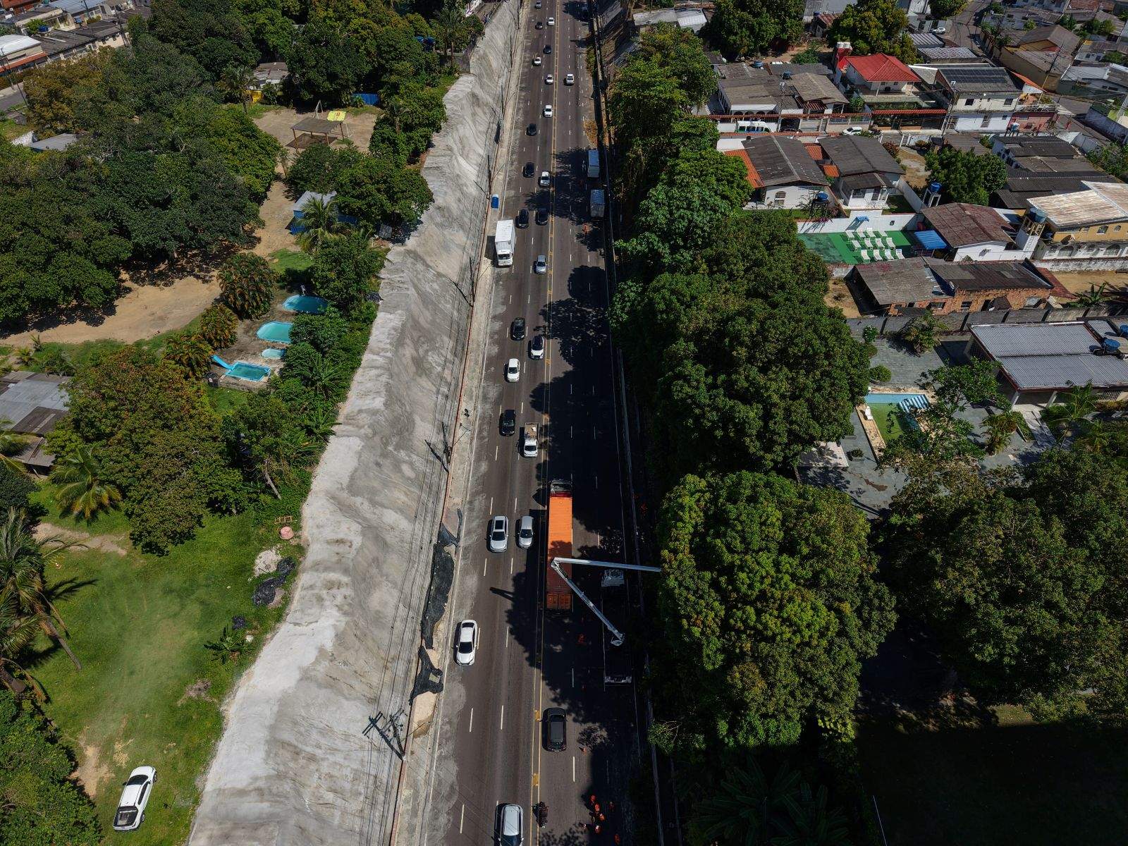 prefeitura de manaus avança com obra de contenção na avenida mário ypiranga monteiro, que já atinge 65% de execução do projeto